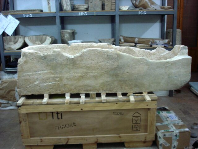Colección de esculturas de piedra y lote de cerámicas visigodas